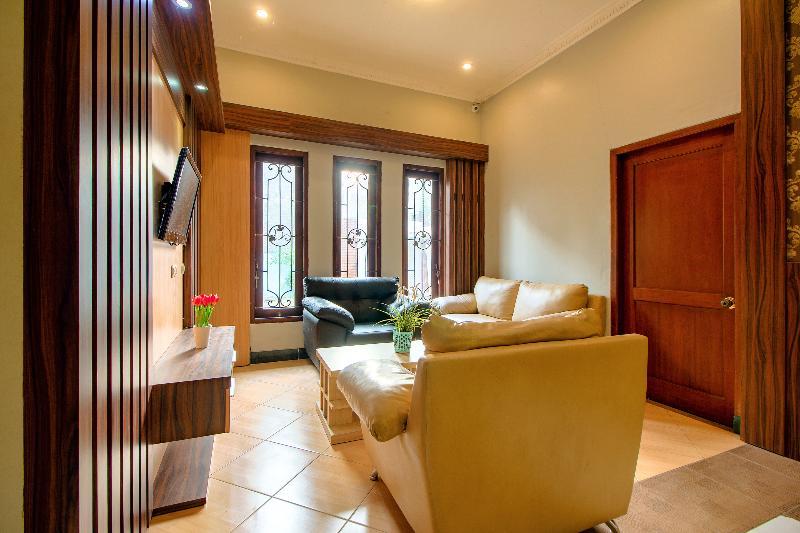 Oyo 1195 The Doctor'S Guest House Syariah Kejayan Eksteriør billede
